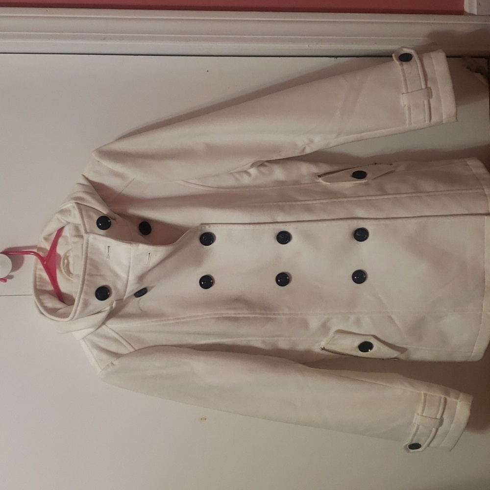 Brand new guess coat size L color white